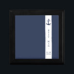 Blue Wave Bröllop Wht/Navy Best Man ID836 Minnesask<br><div class="desc">Den här elegant bröllop-sviten har klassiskt nautiska format med ett rent, minimalistiskt utseende. Stilistiskt vågar i skuggor från akvatblått till marinblått och en sjöillustration ger unika accenter. En marin blå bakgrund och ett vitt lodrät med brans flotta som rör ge denna samordnande presentlåda är en slående modern vändning. Redigera "Bästa...</div>