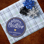 Blue White Guld God jul Runt Klistermärke<br><div class="desc">Gör julhelgen extra speciell med våra blå vita God jul-klistermärken i Guld. Vare sig du förskönar dina hemmade gåvor eller spruckar upp helgdagskorten är dessa klistermärken den perfekt som avslutar beröring. Den sofistikerade paletten färg med svart,  vitt och guld tillför lite lyx till dina julfestligheter.</div>