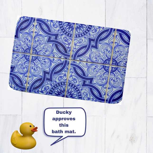 Blue + White Mediterranean Azulejo Tile Mönster Badrumsmatta (An elegant, blue + white Mediterranean tile pattern bathmat. Ducky-approved.)