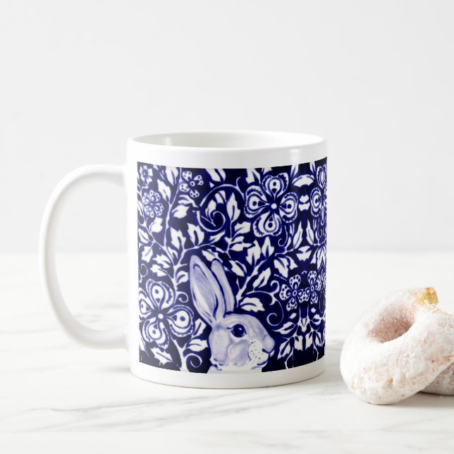 Blue & White Rabbit Bunny Chinoiserie Blommigt Fun Kaffemugg (Med munk)