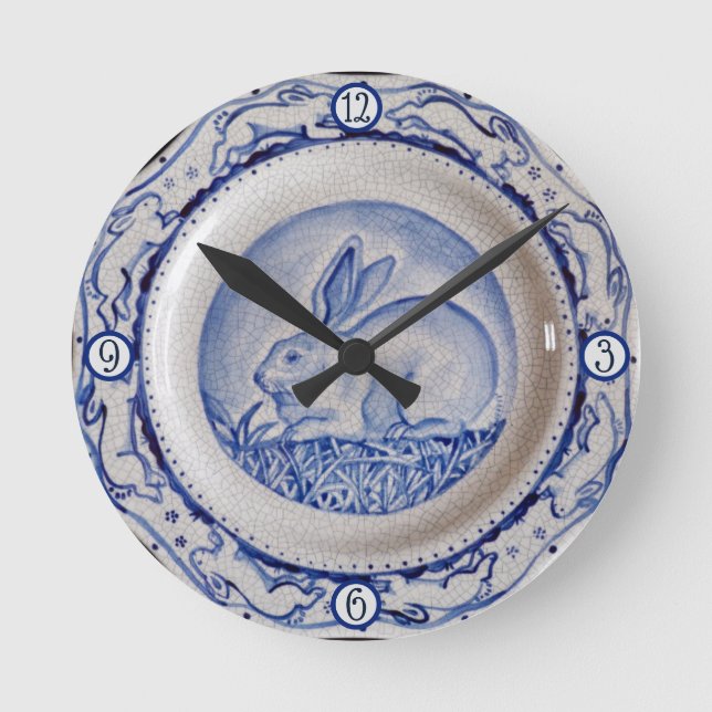 Blue & White Rabbit Bunny Plate Crackle Dedham Rund Klocka (Framsida)