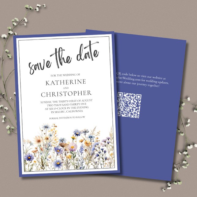 Blue Wildblommor Blommigt Modern Elegant bröllop Spara Datumet (Blue Wildflowers Wedding Save The Date card with QR code for wedding website.)
