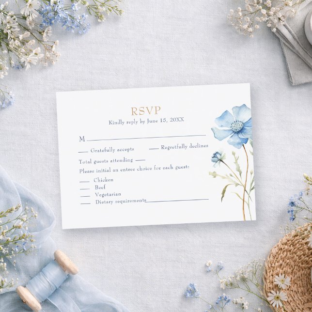 Blue Wildflower Garden Wedding RSVP Card OSA Kort (Blue Wildflower Garden Wedding RSVP Card on a romantic table with dusty blue tiny wildflowers)
