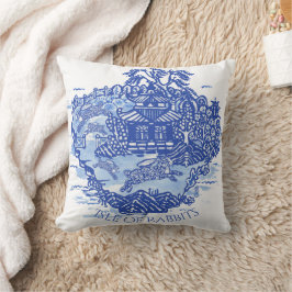Blue Willow Rabbit Island White Whimsical Toile Kudde