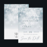 Blue Winter Snö Modern Bröllop Spara Datumet<br><div class="desc">Den här designen har en mjuk blå himmel som visar ett snöfall på en säng på vitt. Den här designen ingår i den moderna samlingen för blå vinter-Snö-Bröllop-svit.</div>