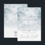 Blue Winter Snö Modern Bröllop Spara Datumet<br><div class="desc">Den här designen har en mjuk blå himmel som visar ett snöfall på en säng på vitt. Den här designen ingår i den moderna samlingen för blå vinter-Snö-Bröllop-svit.</div>