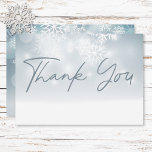 Blue Winter Snö Modern Bröllop Tack Kort<br><div class="desc">Bär magin i ett vinterland med vårt vackra tack till bröllop. Föreställ dig en mjuk, dammig blå duk som påminner om en vriden himlar, sprinklad med känsligt vitt snöflingor när de försiktigt faller. Etheral bokeh ljus shimmer ovan, vilket tyder på en känsla av glad firande. En skarp vit bas som...</div>