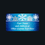 Blue Winter Snöflingor | Helgdag av Anpassningsbar Adressetikett<br><div class="desc">Ett underbart sätt att skicka ut dina helgdag och kort,  frakt paket eller etikettera gåvor och behandla den här julhelgen! Denna konstruktion har en vit gräns i snöflingor med en samordnande blå mörkerbakgrund med fallande snö. Perfekt till vinter,  jul,  Hanukkah och mycket mer!</div>