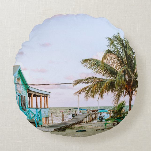 BLUE WOODEN HOUSE NÄRA BODY OF VATTEN RUND KUDDE (Framsidan)