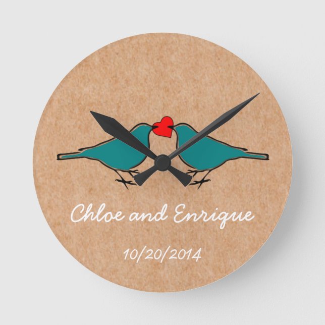 Bluebirds och kärlekhjärtabröllop rund klocka (Framsida)