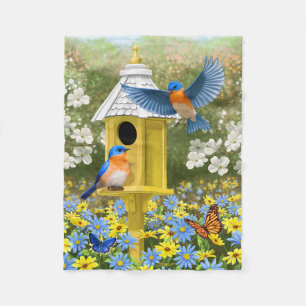Bluebirds och Round Birdhouse Fleecefilt