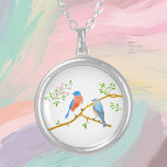 Bluebirds Round Necklace Silverpläterat Halsband<br><div class="desc">bluebirdsen i östra finns bara i Nordamerika. Även om den kvinnliga fågelns färg inte är lika skarp som den manliga fågelns färg,  så fascinerar både visning blått och rödaktigt halsen och bröst med vit undersida. Bilden och bakgrunden kan anpassas. Text kan vara personlig eller läggas till. Originalteckning av W.B.</div>