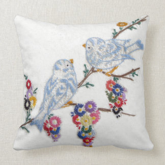 Bluebirds som broderas av Alice Flynn Kudde