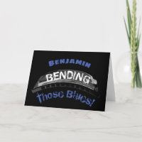 Blues harmonica-spelare som böjer musiker i humor