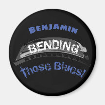 Blues harmonica-spelare som böjer musiker i humor