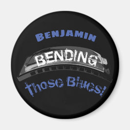 Blues harmonica-spelare som böjer musiker i humor magnet