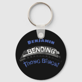 Blues harmonica-spelare som böjer musiker i humor nyckelring