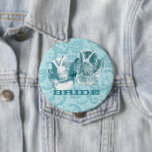 Bluestone Teal Western Horse Ranch Farm Bröllop Knapp<br><div class="desc">Westerna sadelns gamla Westerna språk eller Bröllop-brickor i häst med Cowboyhatt och Cowgirl Hats! Så söt! Underbar för Rustic Farmhouse BBQ Barbeque Land Barn Bröllop Themes. Anpassa att hela Bröllopsfestens ändringsrubrik ska ha brickor för alla! Ange också verktyg om du vill ändra färg i bakgrunden. På den lämnat sidan finns...</div>