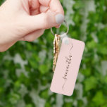 Blush and Dark Brown Elegant Swash Signature Nyckelring<br><div class="desc">Create your own personalized or monogramed name tag.
Customize the dark brown color of the modern elegant swash handwritten calligraphy script.
Change the light pink blush background to match your business.</div>