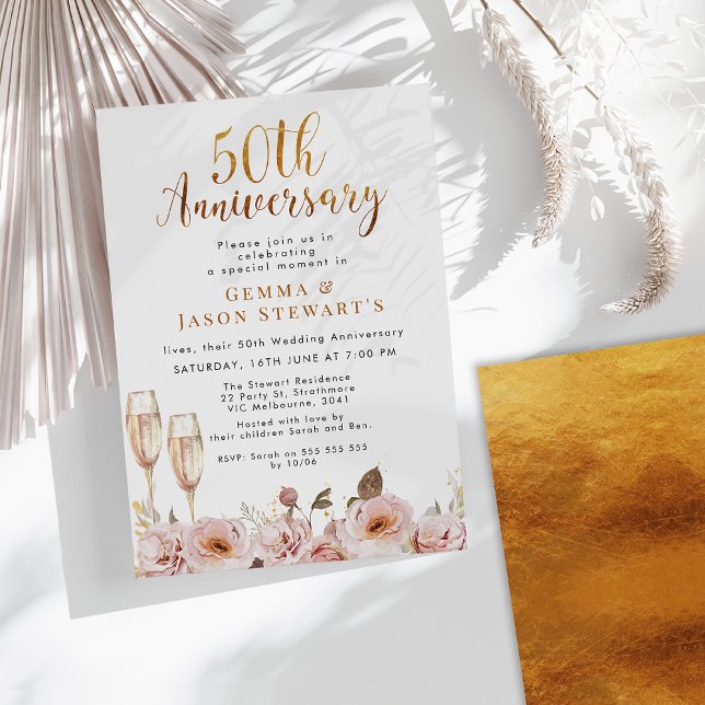 Blush Blommig Och Guld 50-årsjubileum Inbjudan (Blush Foral and Gold 50th Wedding Anniversary Invitation, Champagne Glasses, Faux Gold Calligraphy)