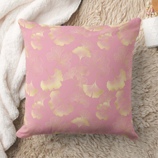 Blush Ginkgo Luxe – Guld Botanisk på Rosa Kudde (Filt)