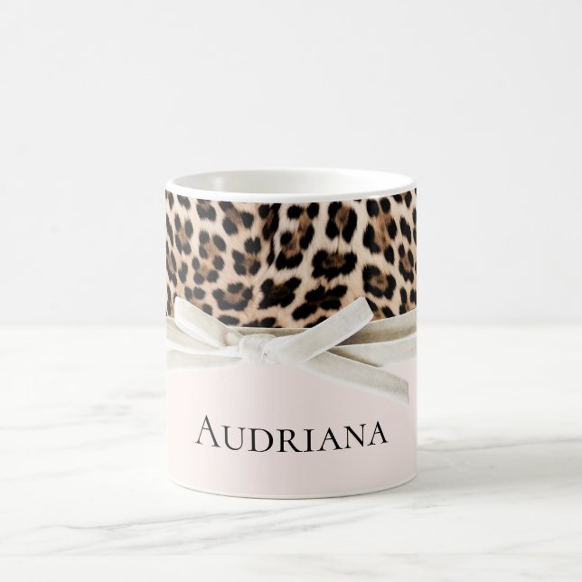 Blush Leopard White Bow  Kaffemugg (Center)
