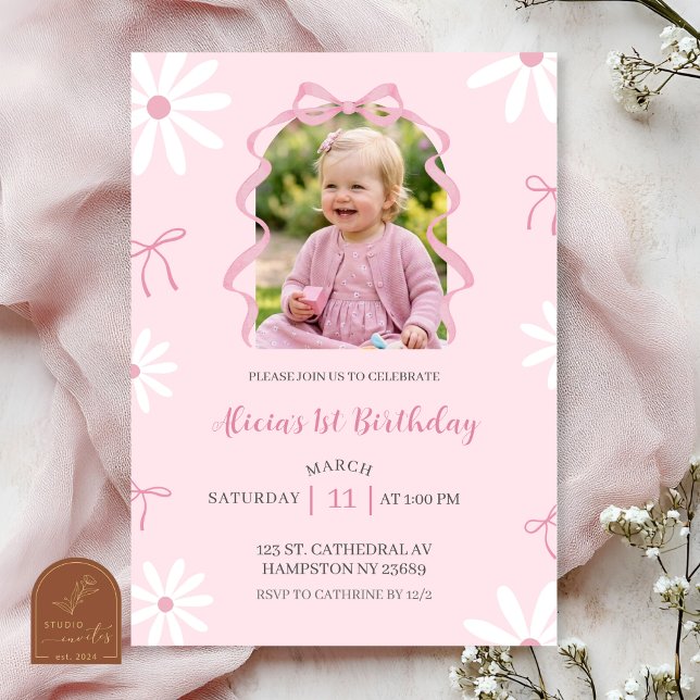 Blush Pink Daisy Bow Girl 1st Birthday with photo Inbjudningar (Skapare uppladdad)