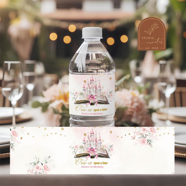 Blush Rosa Sagobok 1-års Födelsedagsflasketikett Vattenflaskor Etikett (Skapare uppladdad)