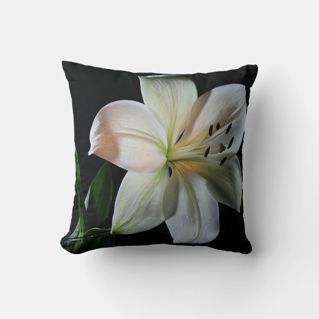 Blushing White Lily Dekorativ kudde (Framsida)