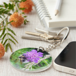 Blütenglück am Schlüsselbund – Hummel auf Skabiose