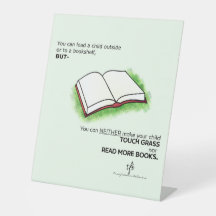 Bly ett barn utanför eller till en bokhylla