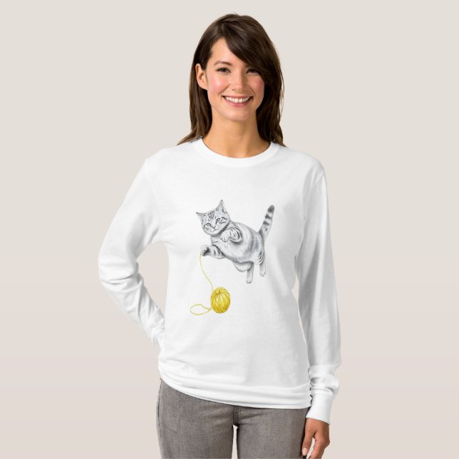 Blyertsteckning av en tabbykatt på lek t shirt (Hel framsida)