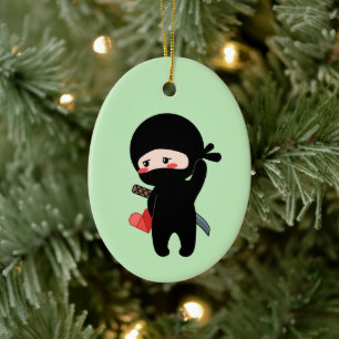 Blyg ninja med origamihjärta i grönt julgransprydnad keramik
