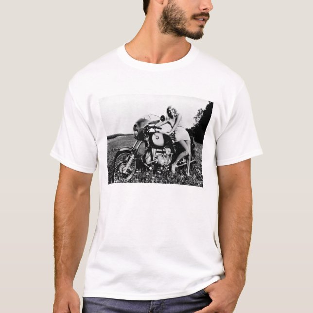 BMWモーターサイクルと美しい女性 TEE SHIRT (Framsida)