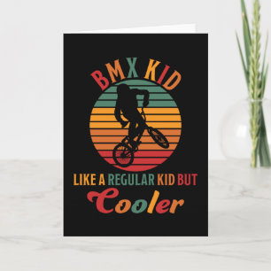 BMX Kid Liknar En Vanlig Kid Men Coolare Cykelpres Kort