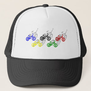 BMX-ryttarebicyle som cyklar smuts, spårar Keps