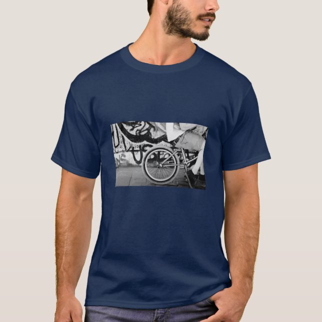 BMX-skatepargraffiti svartvit fotografi T Shirt (Framsida)