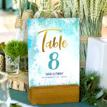 B'nai Mitzvah Tur ise Watercolor Guld Script Bordsnummer<br><div class="desc">Inget B’nai Mitzvah party är komplett utan kort för bordsnummer av personlig. Låt er favorit B’nai Mitzvahs vara stolt, glad och fira sin milstolpe vid sitt perfekt samordnade party. Ett handskrivet skript med en häftig, modern, glatt guld-faux-folie och små blå konetti-prickar täcker över en turkosa blå vattenfärgsbakgrund. Anpassa anpassningsbarna med...</div>