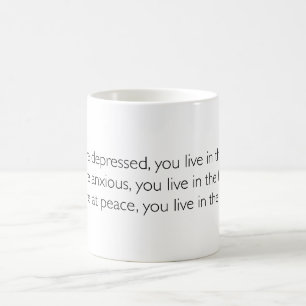 Bo i det närvarande Motivational citationstecknet Kaffemugg