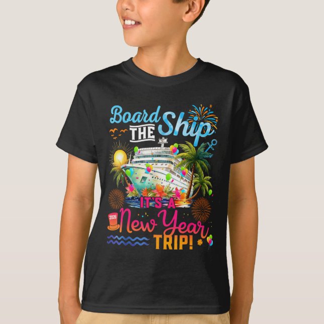Board The Ship It's A New Year Trip Cruise Family  T Shirt (Framsida)
