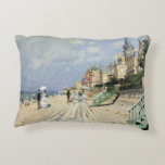 Boardpromenaden vid Trouville av Claude Monet Prydnadskudde<br><div class="desc">Boardpromenaden vid Trouville (1870) av Claude Monet är en vintage bra konstmålning med en strand på en strandplats i Normandie, Frankrike på en vacker solnydag. Om konstnären: Claude Monet (1840-1926) var en av grundarna av den Fransk målningsrörelsen och de flesta av hans målningar var "en plein luft" (i det öppna...</div>