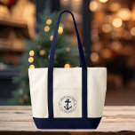 Boat Anpassningsbar Boat Namn, Nautical Anchor Boa Tygkasse<br><div class="desc">Lägg till namn och plats för din båt eller kapten genom att klicka på knappen "Personalisera" ovan. Lägg segeln i stil med vår anpassningsbar nautiskt temade båtsväska i väskan, den ultimata följaren för ditt maritima äventyr. Det här skryter med en söt design som inspirerats av havets underverk och som innehåller...</div>