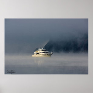 Boat på en dimmig morgon poster