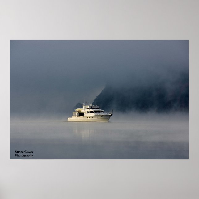 Boat på en dimmig morgon poster (Framsidan)