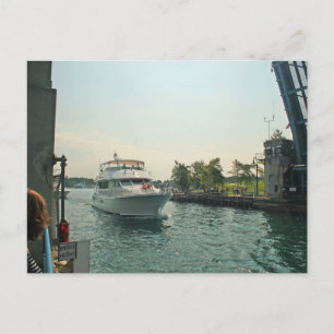 Boat under en Drawbridge, Charlevoix, Michigan Vykort