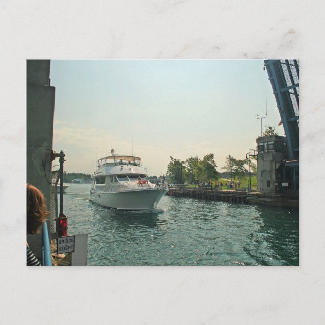 Boat under en Drawbridge, Charlevoix, Michigan Vykort (Framsida)