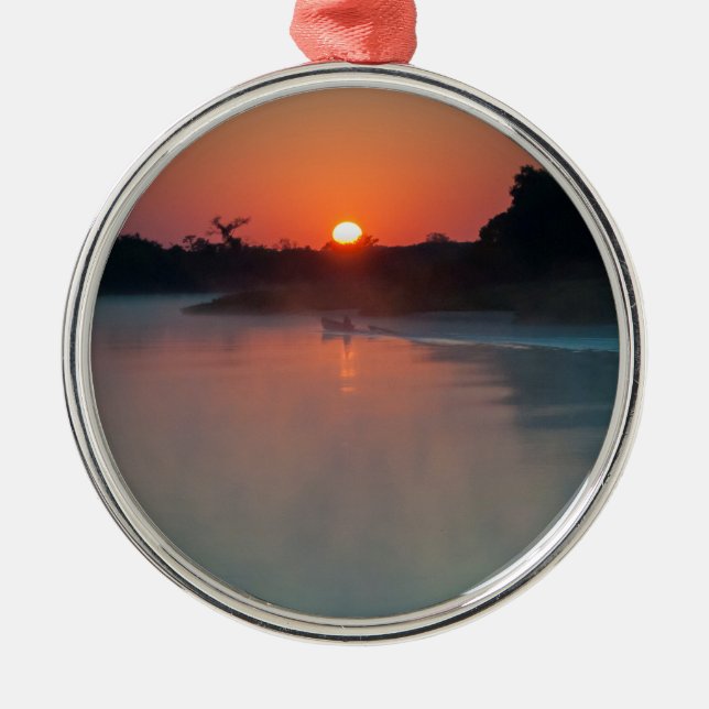 Boat vid soluppgång vid floden julgransprydnad metall (Framsidan)