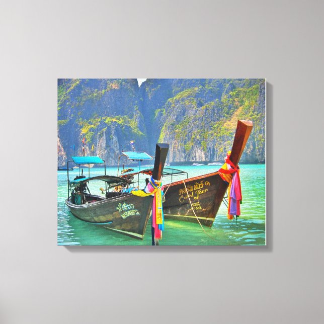 Boats i Maya Bay Canvastryck (Framsida)