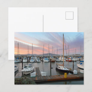 Boats i småbåtshamn vykort