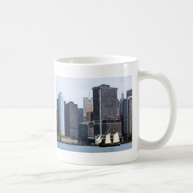Boats - Schooner Against the Manhattan Skyline Kaffemugg (Höger)